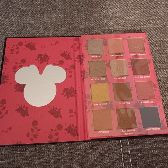 Disney's Minnie Mouse Eyeshadow Palette - Picture 5 of 9